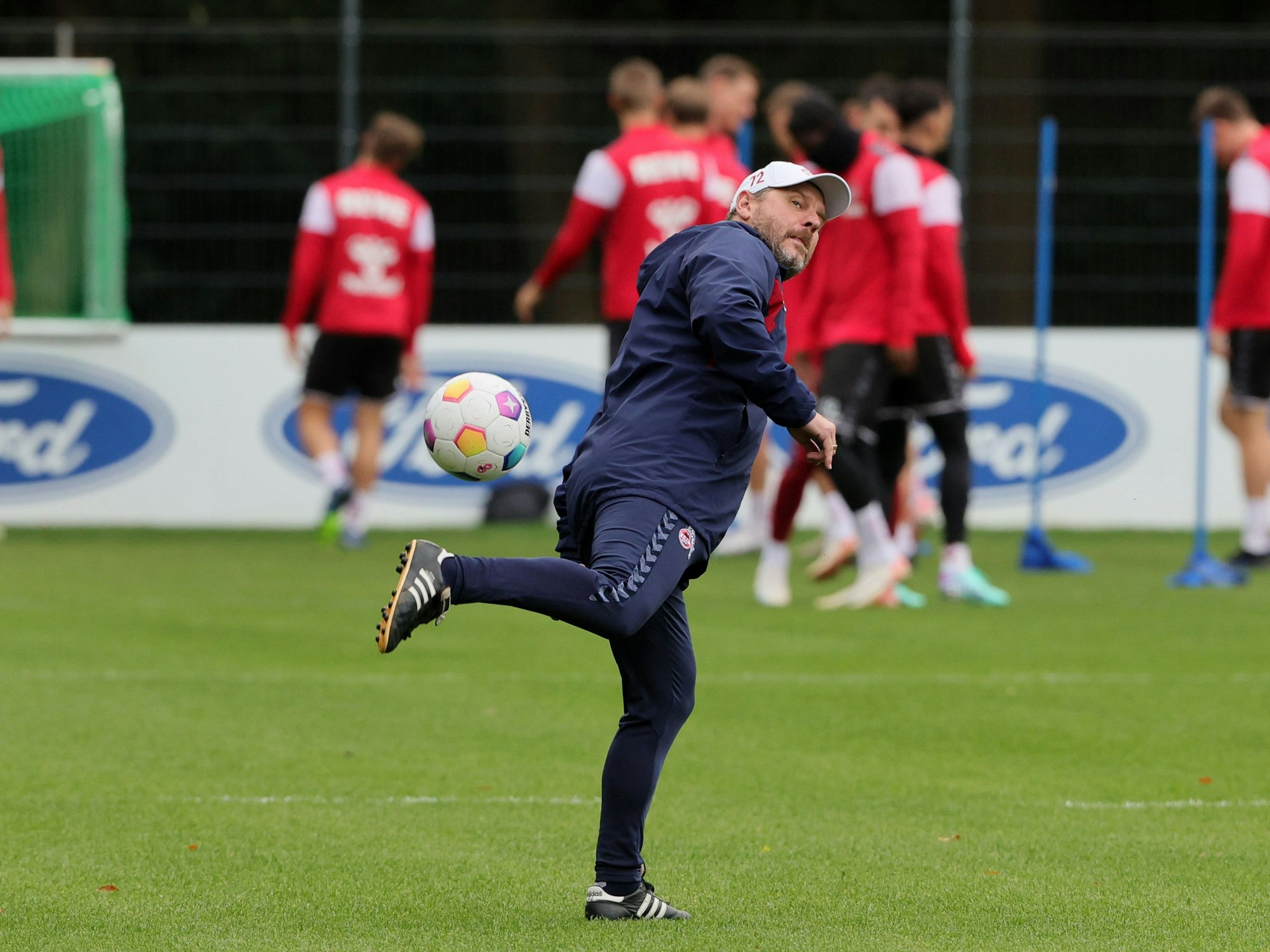 Steffen Baumgart übt im FC-Training Kunststücke mit dem Ball.