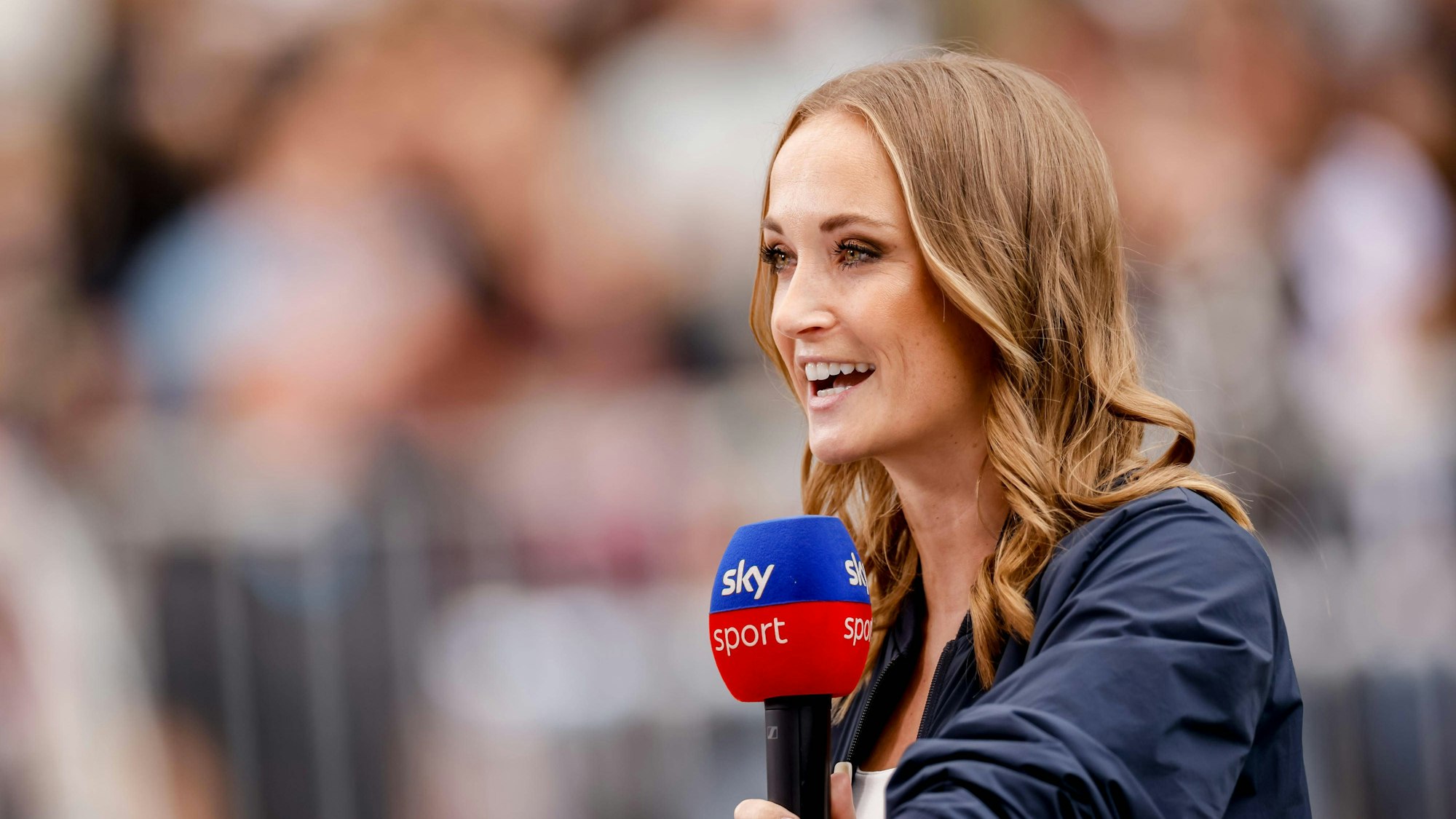 Sky-Moderatorin Nele Schenker steht beim Spiel des FC St. Pauli gegen Fortuna Düsseldorf im Stadion.