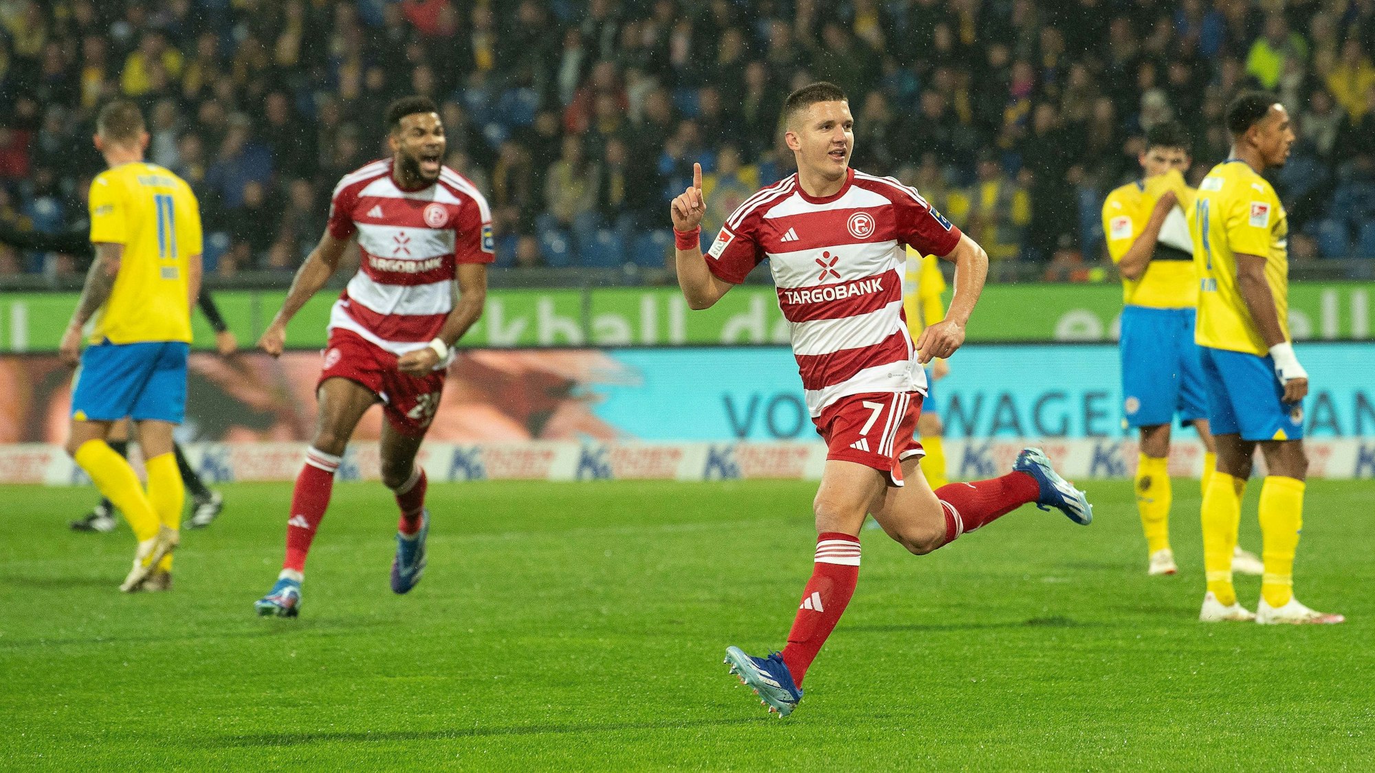 Fortuna Düsseldorfs Angreifer Christos Tzolis jubelt über sein 1:0 im Auswärtsspiel bei Eintracht Braunschweig.