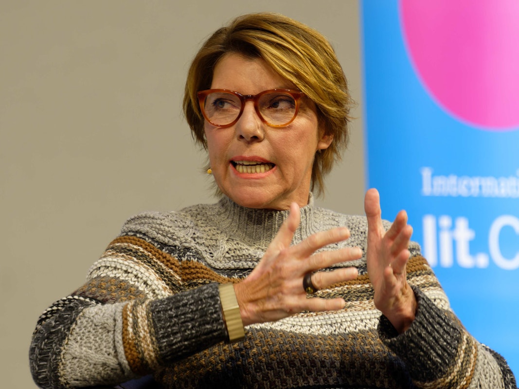 Die Moderatorin Bettina Böttinger sitzt bei der Veranstaltung „Ein Leben der Superlative“ im Rahmen des Literaturfestivals Lit.Cologne auf der Bühne.