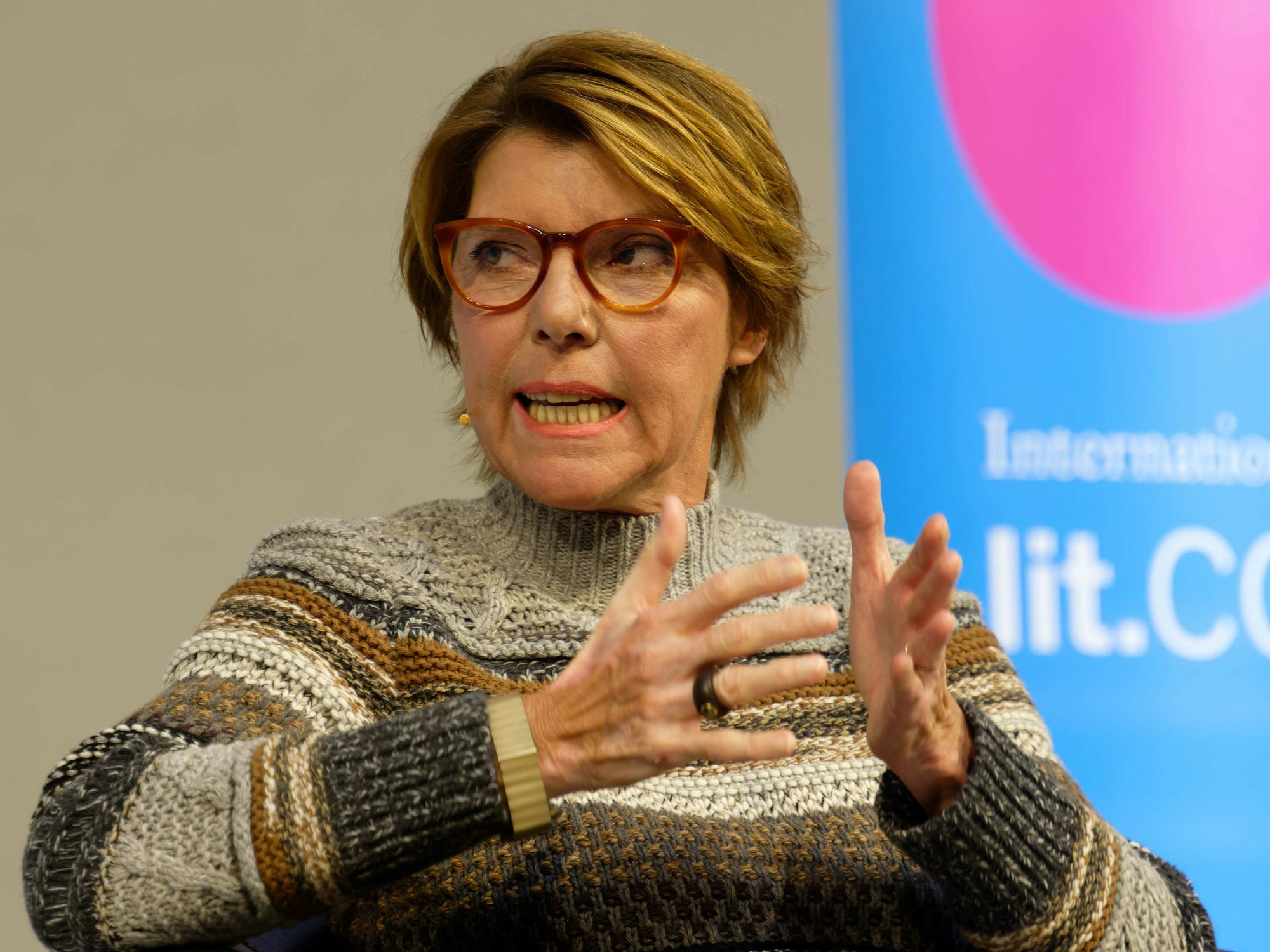 Die Moderatorin Bettina Böttinger sitzt bei der Veranstaltung „Ein Leben der Superlative“ im Rahmen des Literaturfestivals Lit.Cologne auf der Bühne.