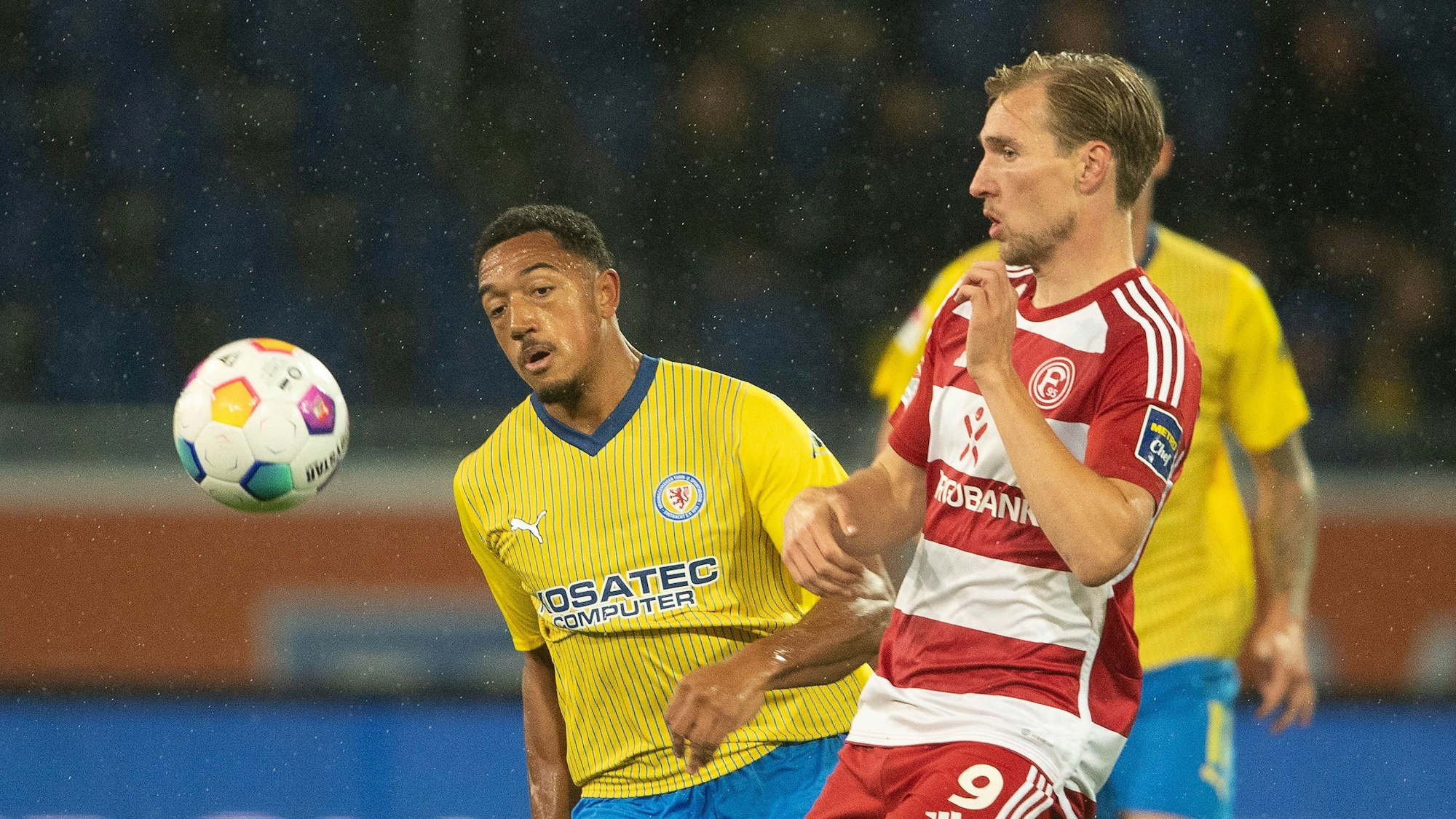 Eintracht Braunschweigs Anton Donkor und Fortuna Düsseldorfs Vincent Vermeij im Zweikampf.