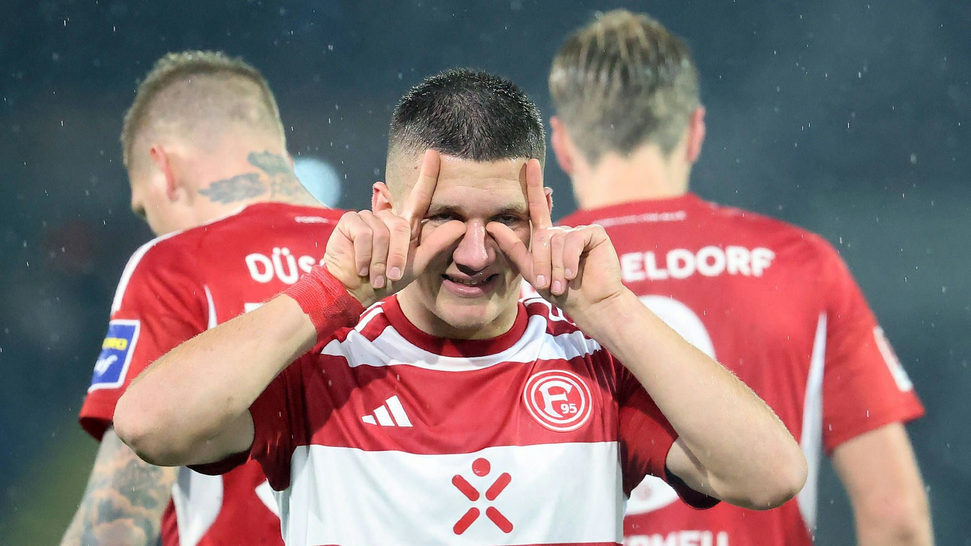 Christos Tzolis jubelt nach seinem Treffer im Spiel bei Eintracht Braunschweig.