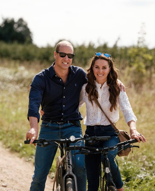 Arm in Arm auf dem Fahrrad: Das vom Kensington-Palast am 29. April 2023 veröffentlichte Handout zeigt William und Kate anlässlich ihres 12. Hochzeitstages, aufgenommen vom offiziellen Fotografen des Paares, Matt Porteous.