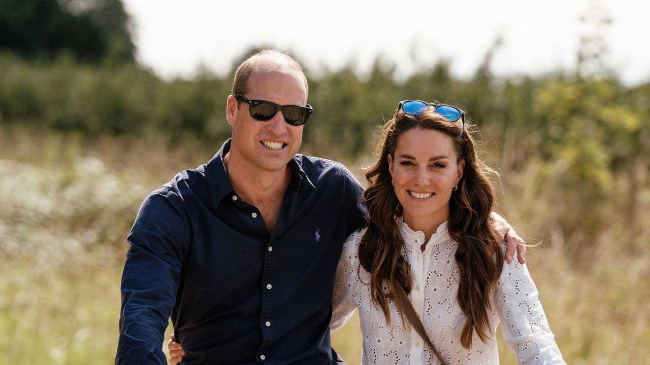 Arm in Arm auf dem Fahrrad: Das vom Kensington-Palast am 29. April 2023 veröffentlichte Handout zeigt William und Kate anlässlich ihres 12. Hochzeitstages, aufgenommen vom offiziellen Fotografen des Paares, Matt Porteous.