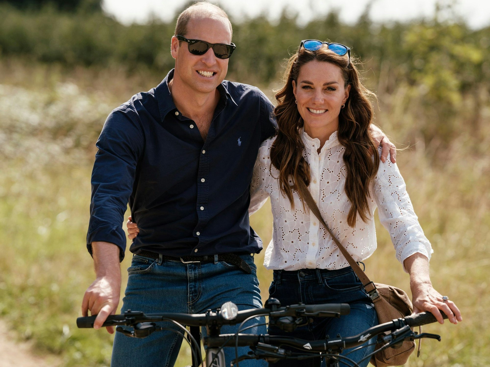 Das vom Kensington-Palast am 29. April 2023 veröffentlichte Handout zeigt William und Kate anlässlich ihres 12. Hochzeitstages mit einem betont lockeren Foto. Nun zeigte sich der Thronfolger lässig in einer Videobotschaft.
