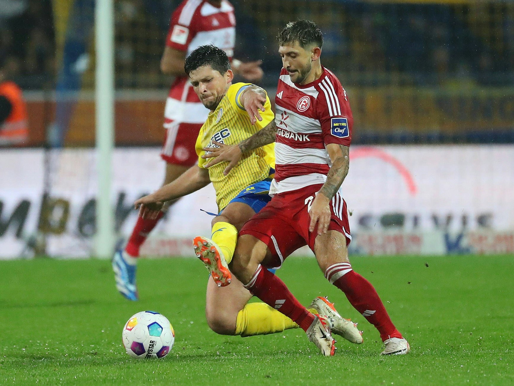Eintracht Braunschweigs Jannis Nikolaou im Zweikampf mit Fortuna Düsseldorfs Matthias Zimmermann.