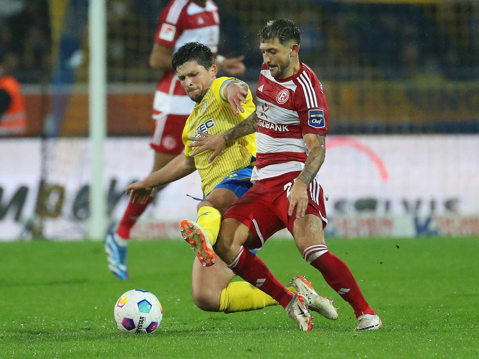 Eintracht Braunschweigs Jannis Nikolaou im Zweikampf mit Fortuna Düsseldorfs Matthias Zimmermann.