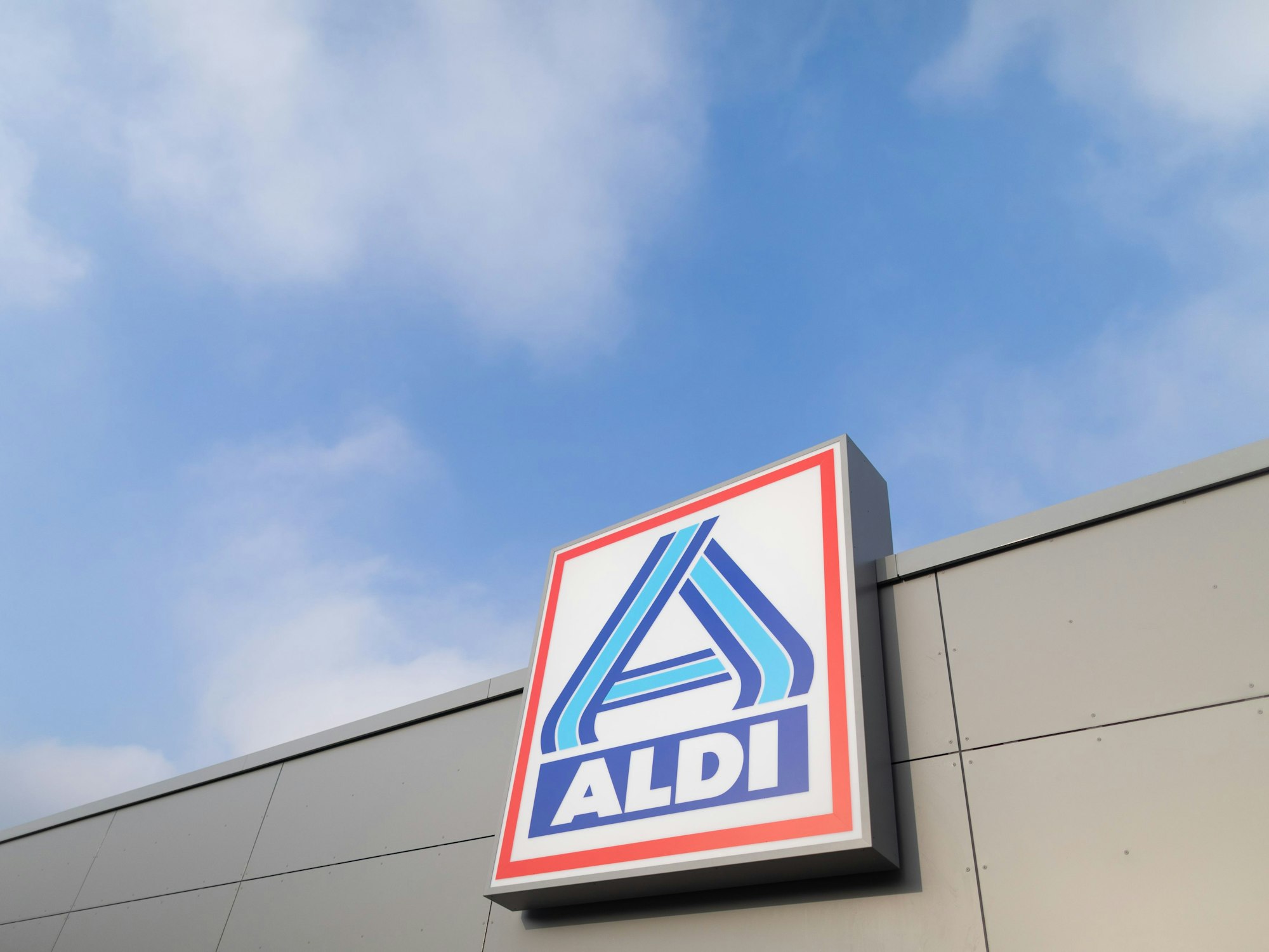 Blick auf ein Logo von Aldi Nord.