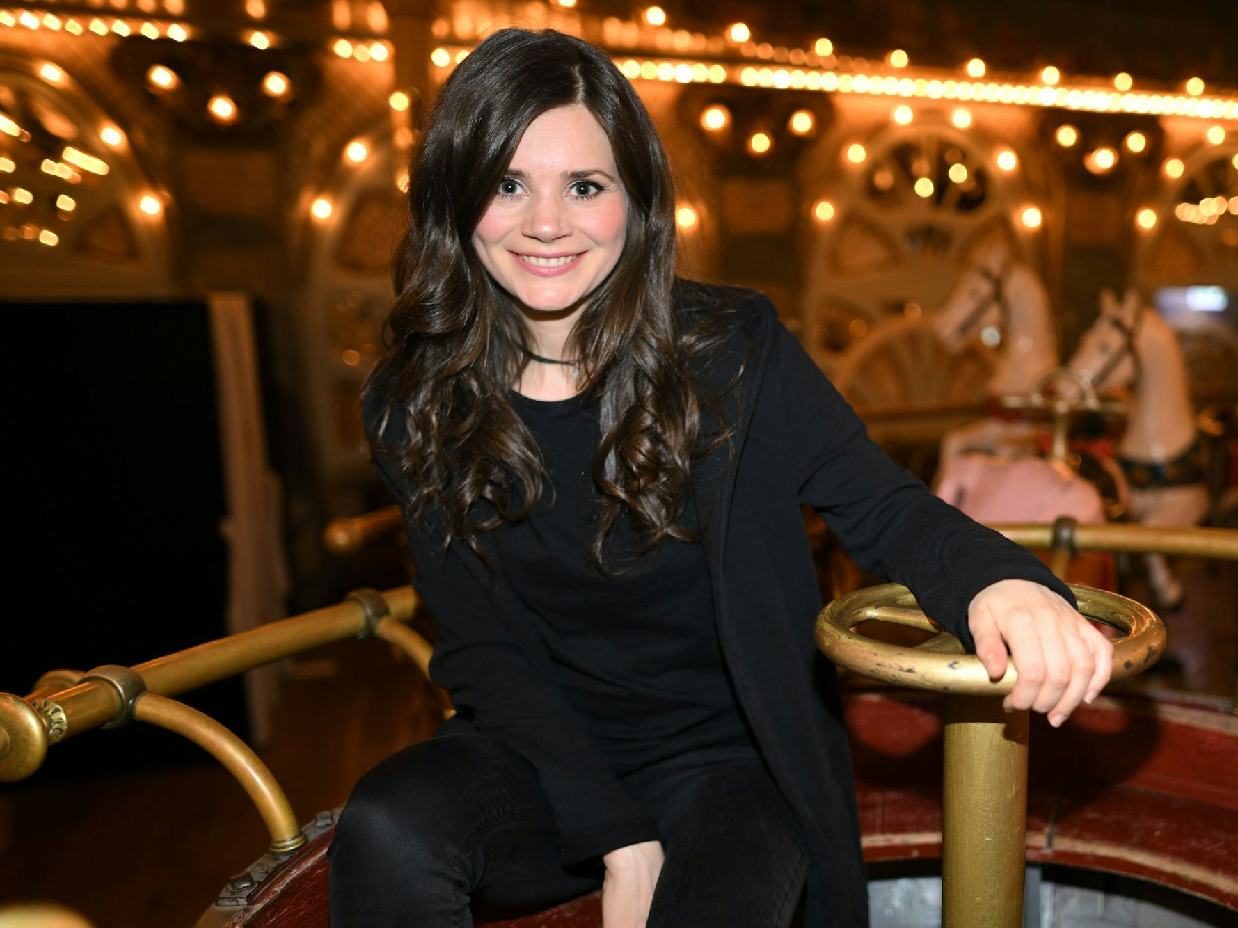 Die Schauspielerin und YouTube-Darstellerin Joyce Ilg sitzt im Europa-Park auf einem Karussell.