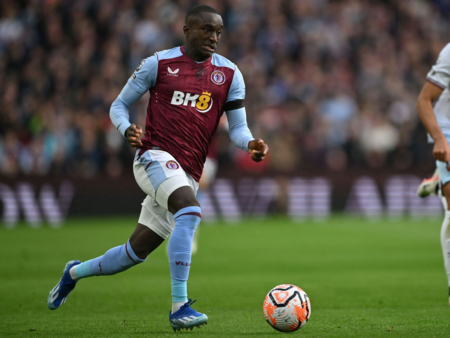 Moussa Diaby von Aston Villa am Ball.