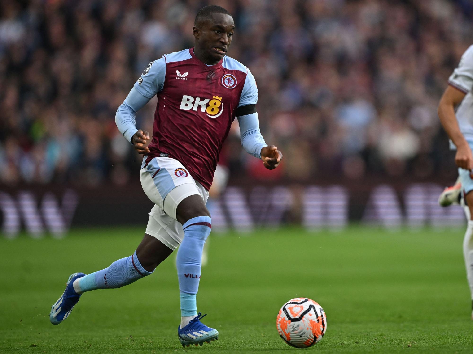 Moussa Diaby von Aston Villa am Ball.