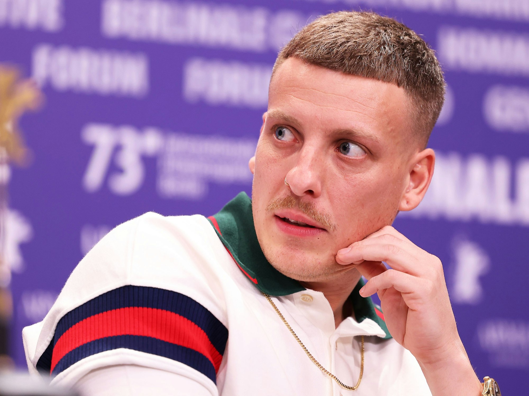 Felix Lobrecht nimmt an der Pressekonferenz zu seinem Film „Sonne und Beton“ im Rahmen der Berlinale teil.