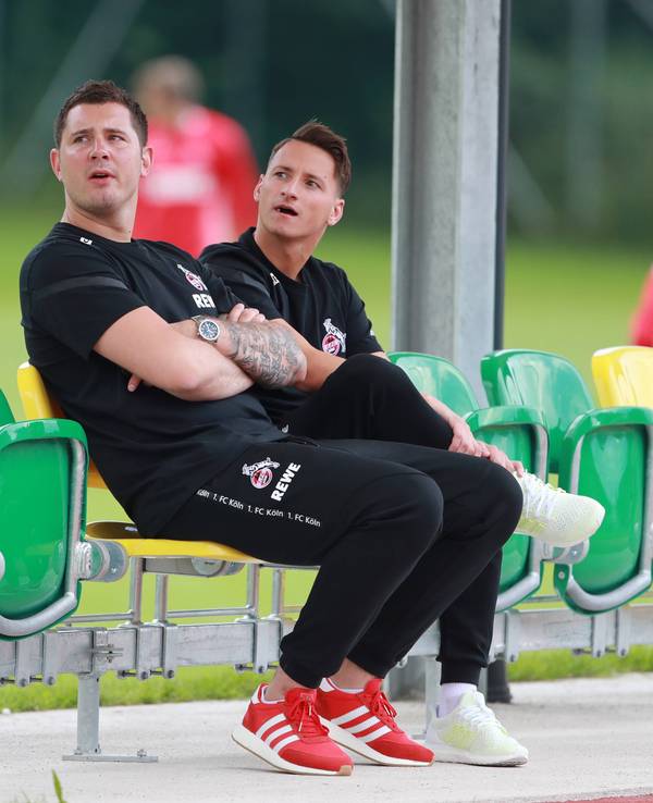 Nils Schmadtke (l.) und Christoph Kresse verfolgen im Trainingslager eine Einheit des 1. FC Köln.
