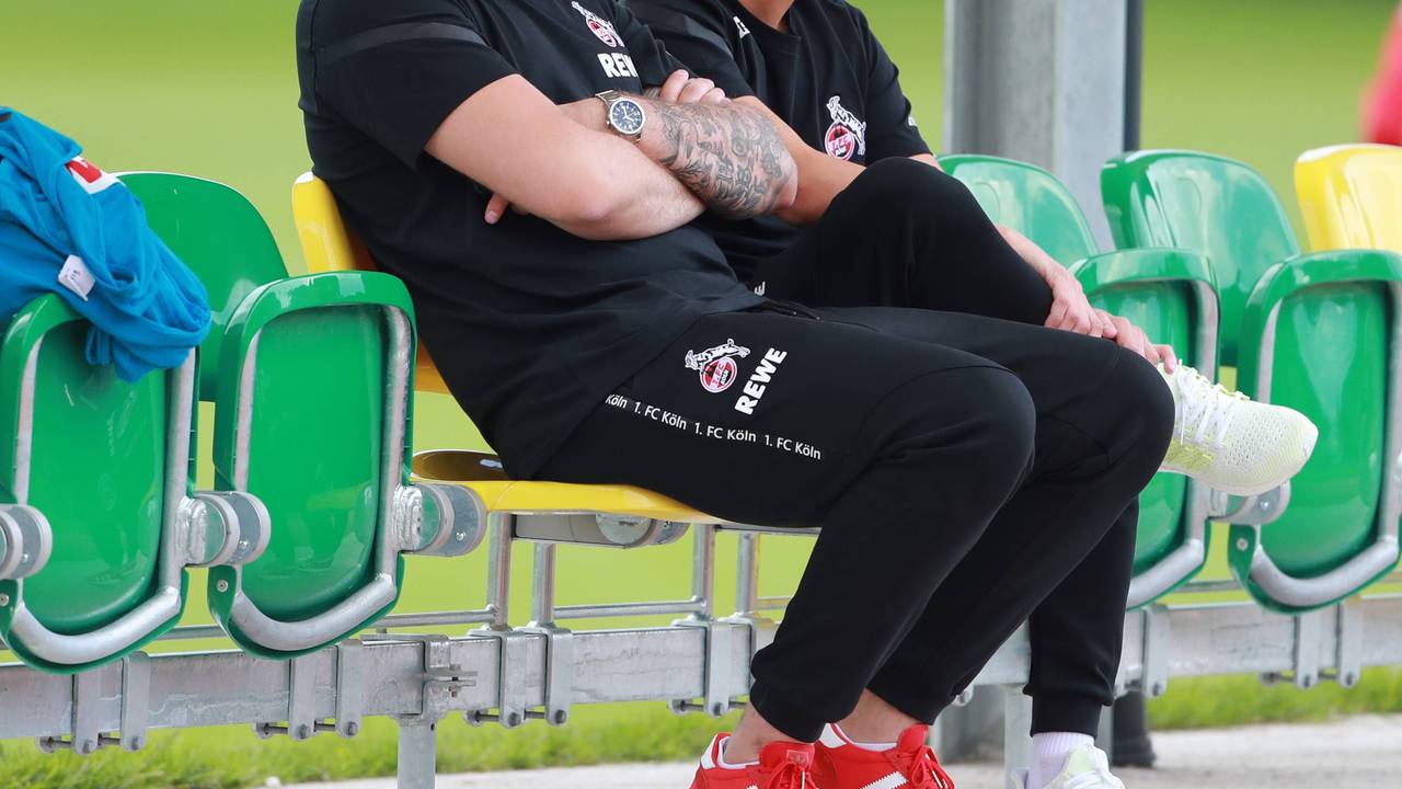 Nils Schmadtke (l.) und Christoph Kresse verfolgen im Trainingslager eine Einheit des 1. FC Köln.