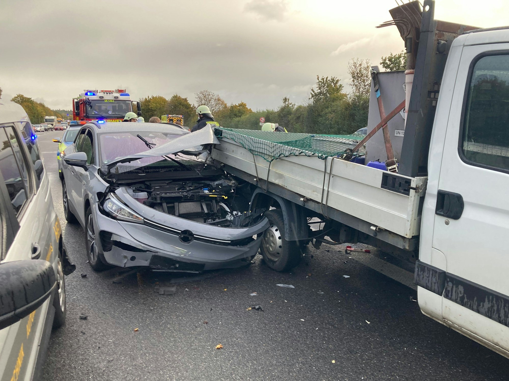 Auf der Autobahn nahe Heilbronn sind am Freitagnachmittag Dutzende Fahrzeuge an insgesamt 17 verschiedenen Unfallstellen aufeinandergefahren.