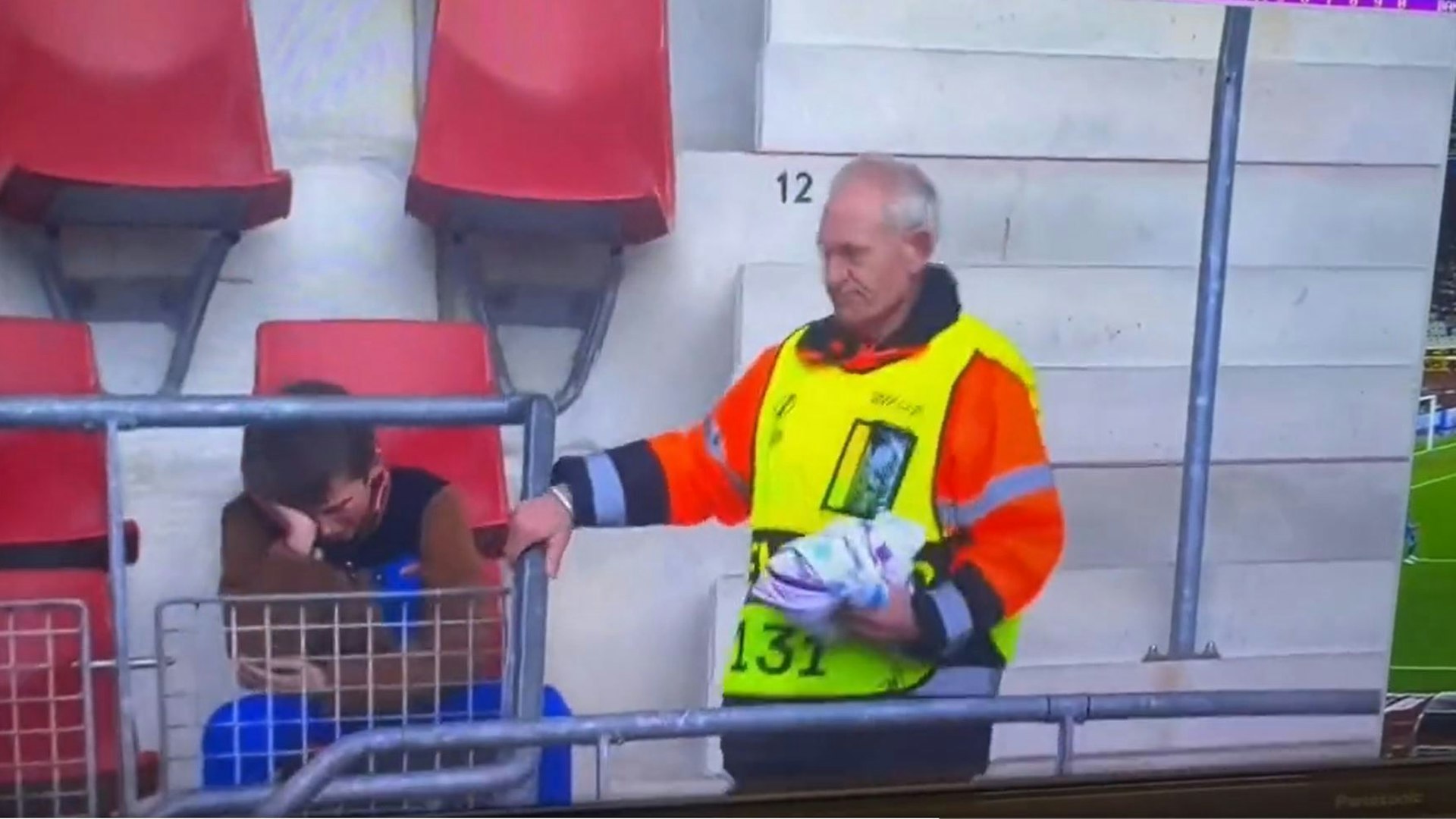 Ein junger Fan von Aston Villa weint im Stadion von AZ Alkmaar, weil ein Ordner sein Plakat konfisziert hat.