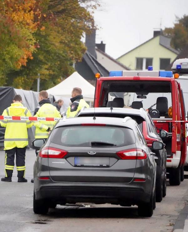 Einsatzkräfte der Polizei stehen am 26. Oktober 2023 in Horn-Bad Meinberg in einem von der Polizei abgesperrten Bereich, nachdem eine Leiche gefunden wurde.