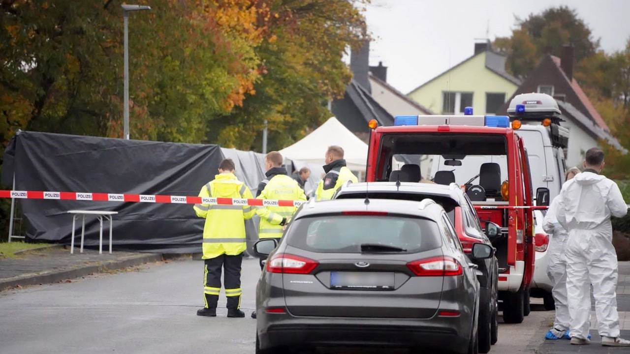 Einsatzkräfte der Polizei stehen am 26. Oktober 2023 in Horn-Bad Meinberg in einem von der Polizei abgesperrten Bereich, nachdem eine Leiche gefunden wurde.