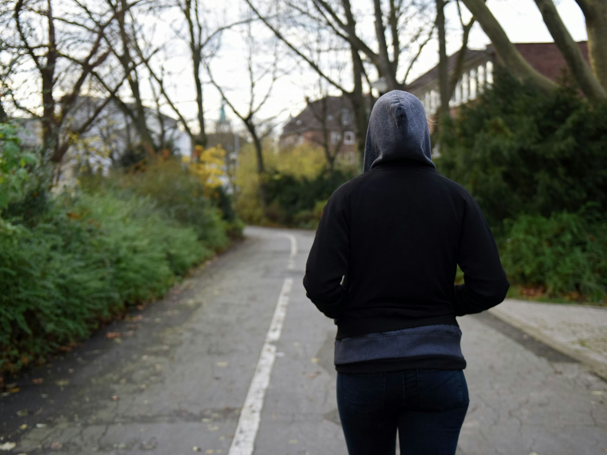 Ein junges Mädchen geht alleine einen Weg entlang (Symbolbild).