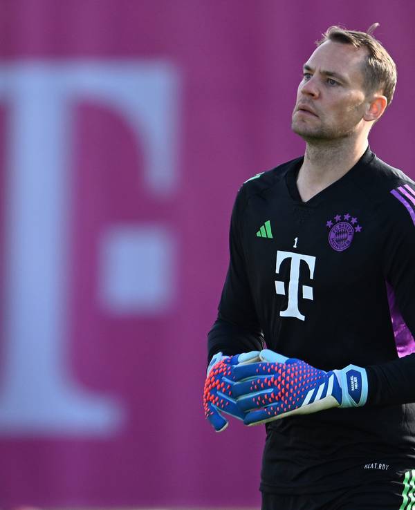 Torwart Manuel Neuer wärmt sich während einer Trainingseinheit des FC Bayern München auf.