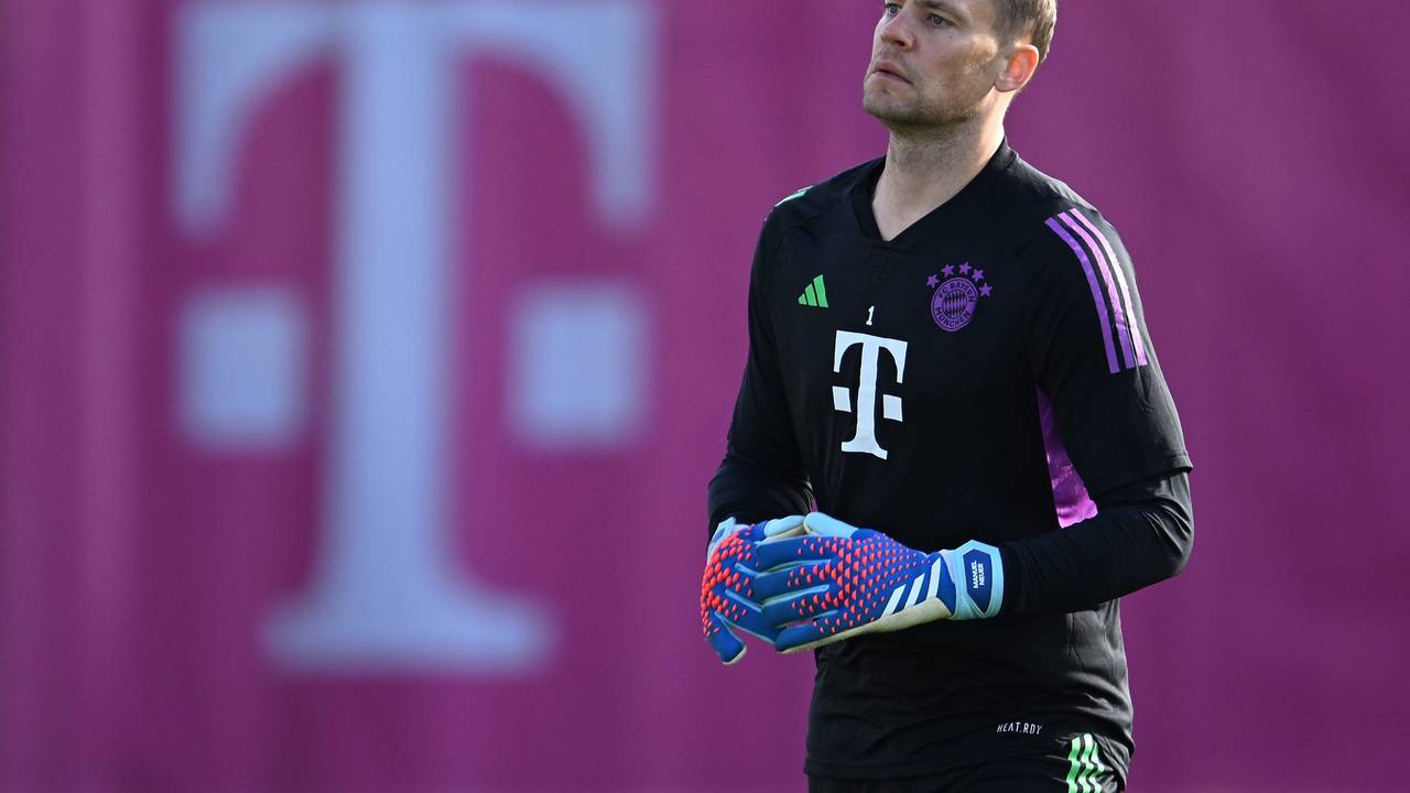 Torwart Manuel Neuer wärmt sich während einer Trainingseinheit des FC Bayern München auf.