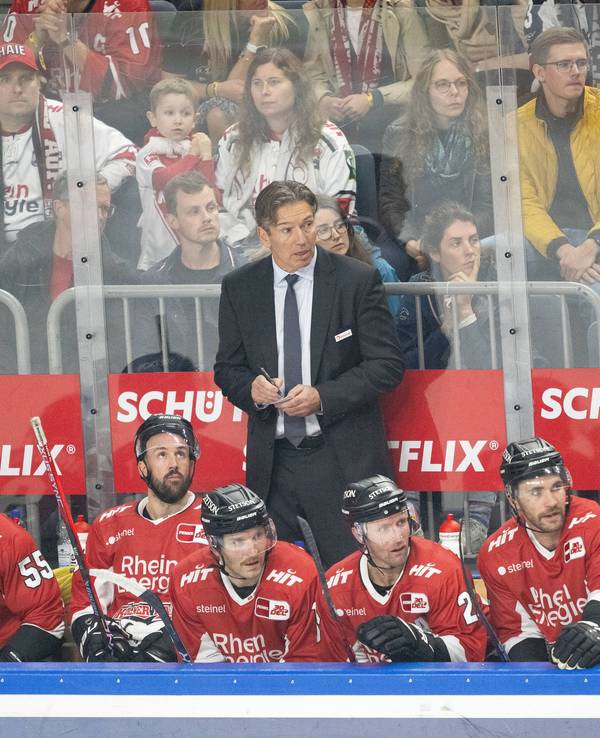 Uwe Krupp (Kölner Haie) schreibt seine Erkenntnisse während des Spieles nieder.