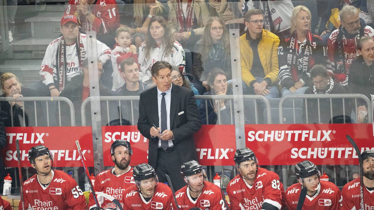 Uwe Krupp (Kölner Haie) schreibt seine Erkenntnisse während des Spieles nieder.