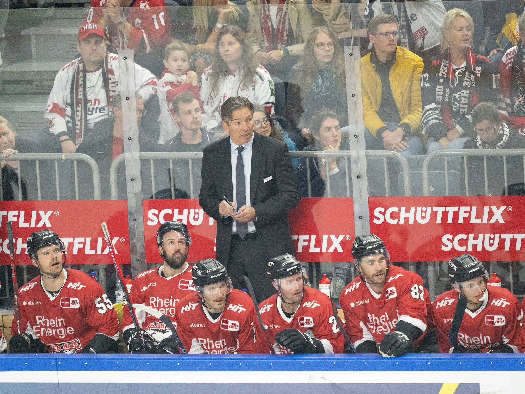 Uwe Krupp (Kölner Haie) schreibt seine Erkenntnisse während des Spieles nieder.
