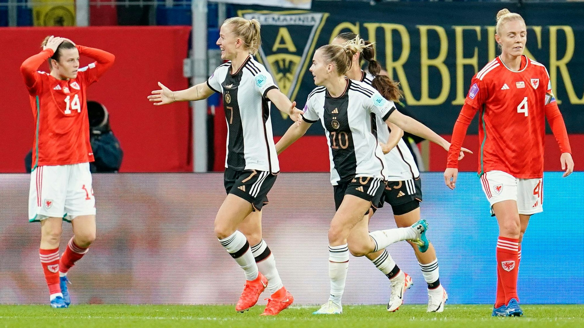 Deutschlands Torschützin Lea Schüller (2.v.l.) jubelt mit Mannschaftskolleginnen über das Tor zum 1:0.