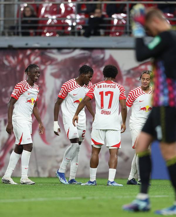 Die Spieler von RB Leipzig feiern den Treffer zum 4:0 in der Partie gegen den 1. FC Köln (28. Oktober 2023).