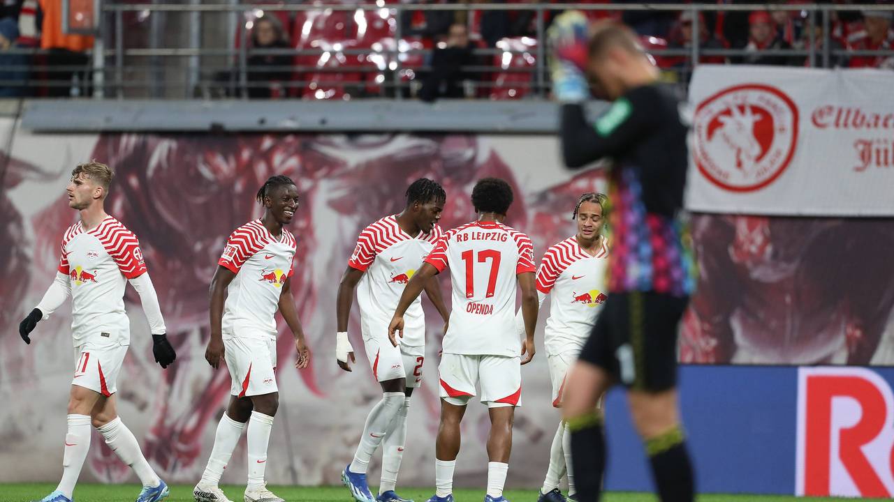 Die Spieler von RB Leipzig feiern den Treffer zum 4:0 in der Partie gegen den 1. FC Köln (28. Oktober 2023).