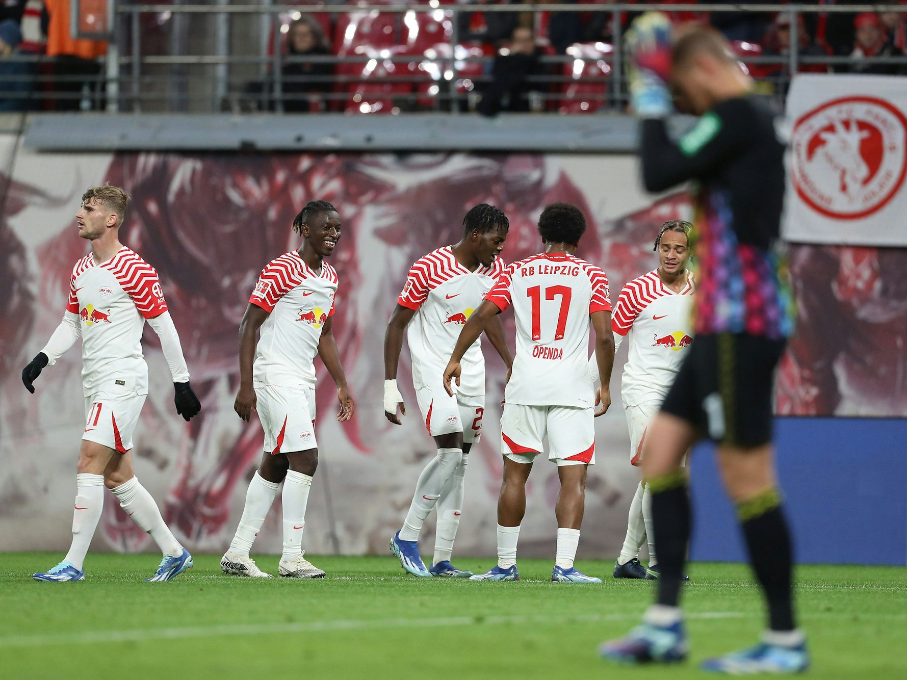 Die Spieler von RB Leipzig feiern den Treffer zum 4:0 in der Partie gegen den 1. FC Köln (28. Oktober 2023).
