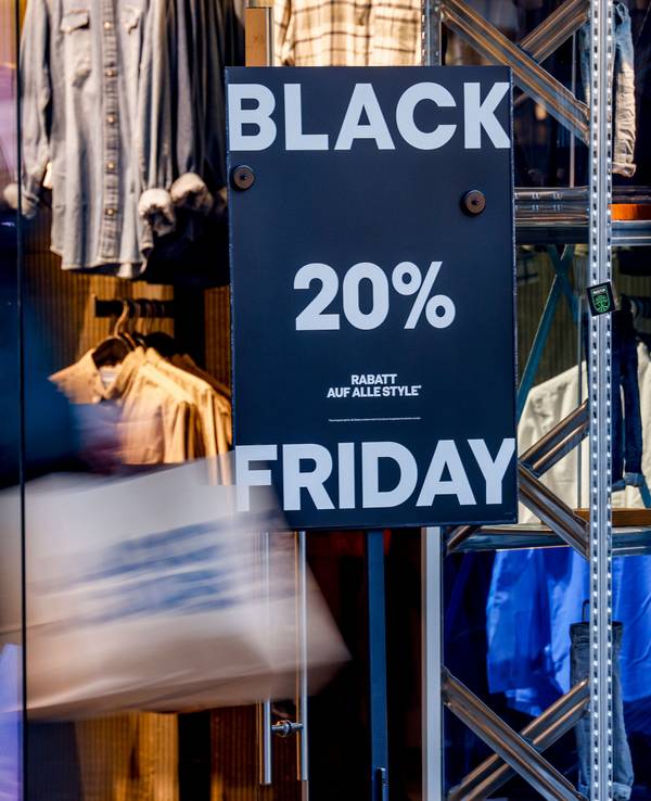 Ein Ladengeschäft wirbt für den „Black Friday“.