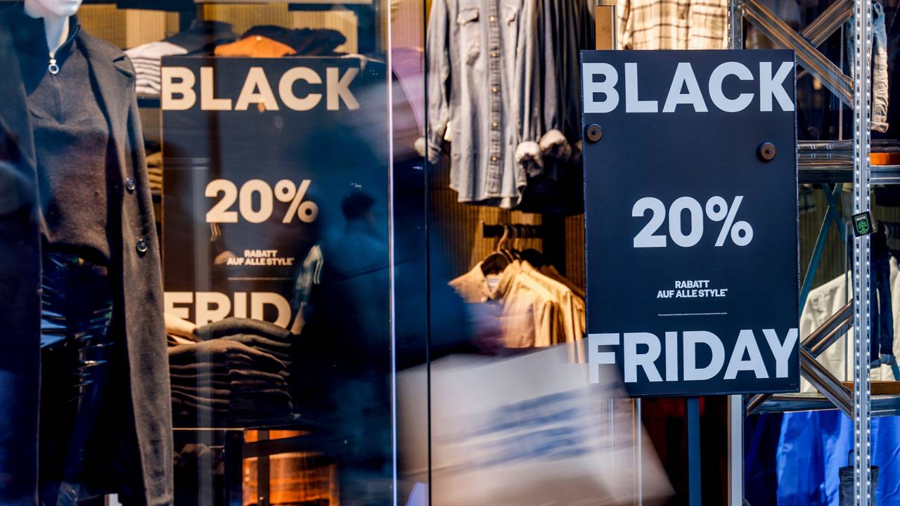 Ein Ladengeschäft wirbt für den „Black Friday“.