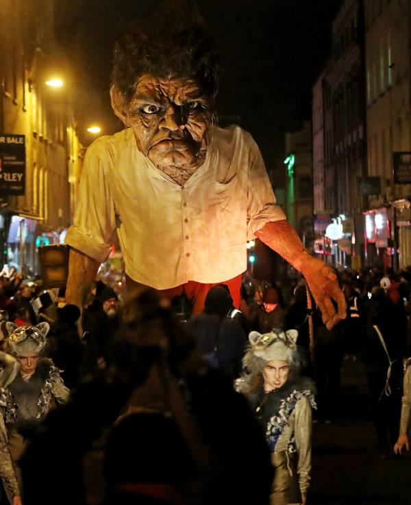 Menschen nehmen am Bram Stoker Festival teil.