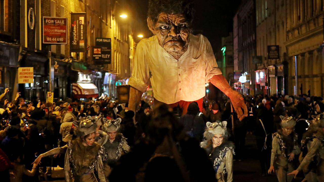 Menschen nehmen am Bram Stoker Festival teil.