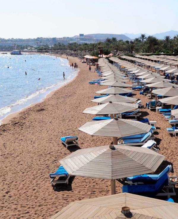Ein Strand in Sharm el-Sheikh, Ägypten, am Roten Meer.