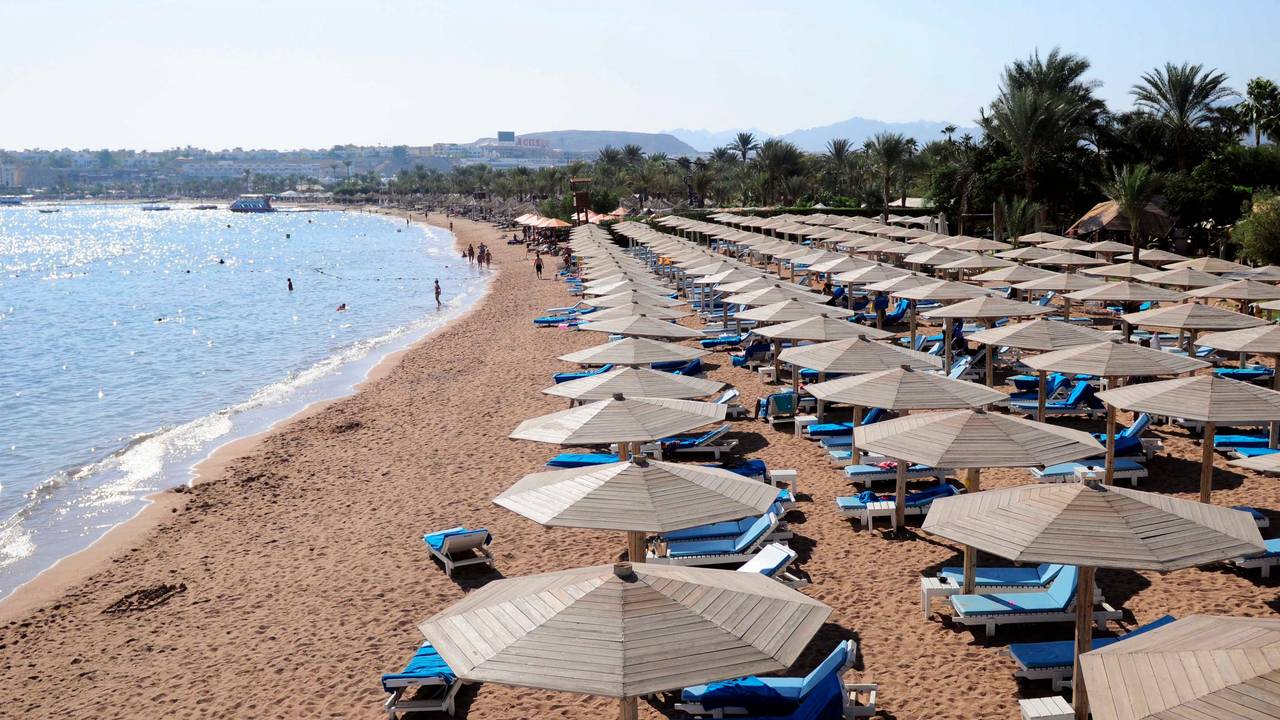 Ein Strand in Sharm el-Sheikh, Ägypten, am Roten Meer.