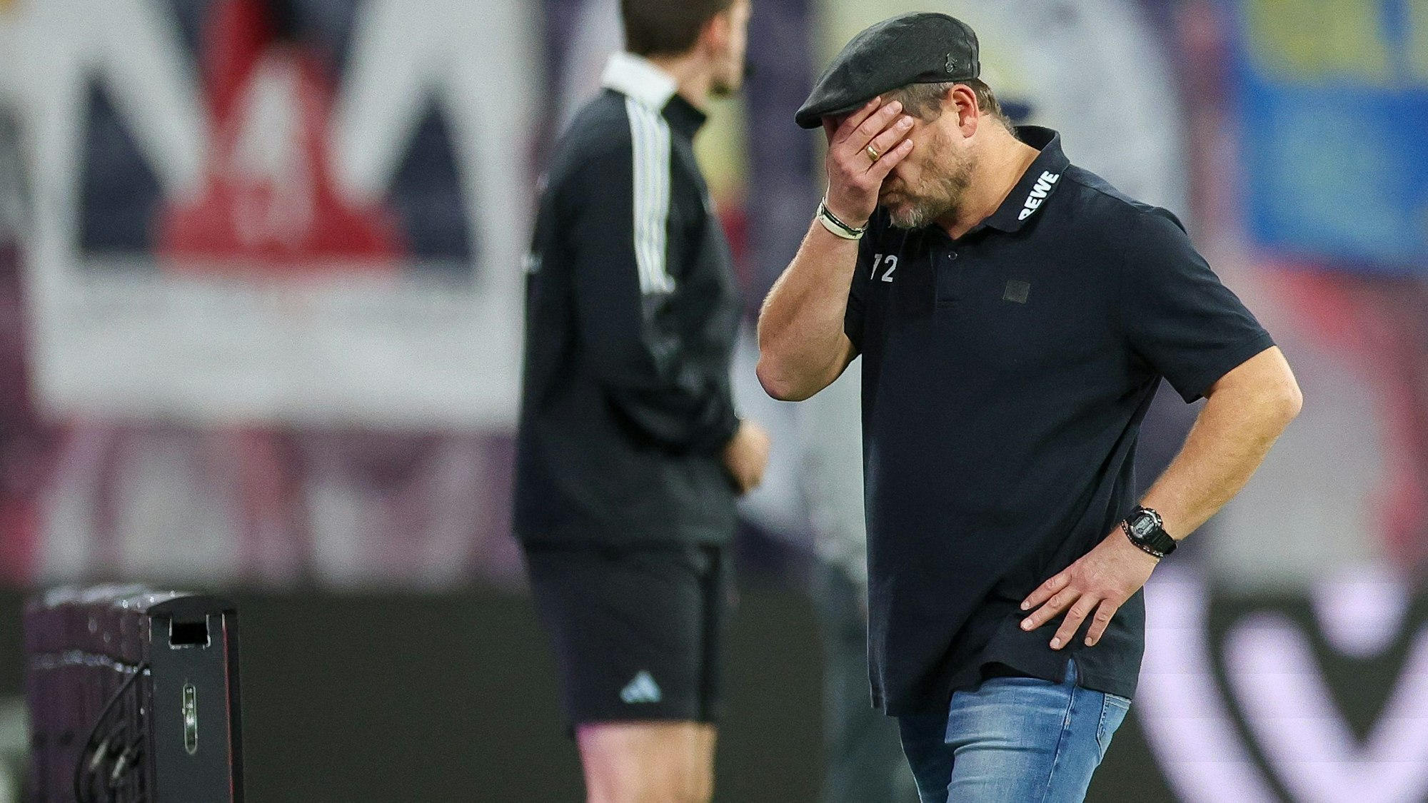 Kölns Trainer Steffen Baumgart hält sich nach einem Gegentor bei RB Leipzig die Hand vors Gesicht.