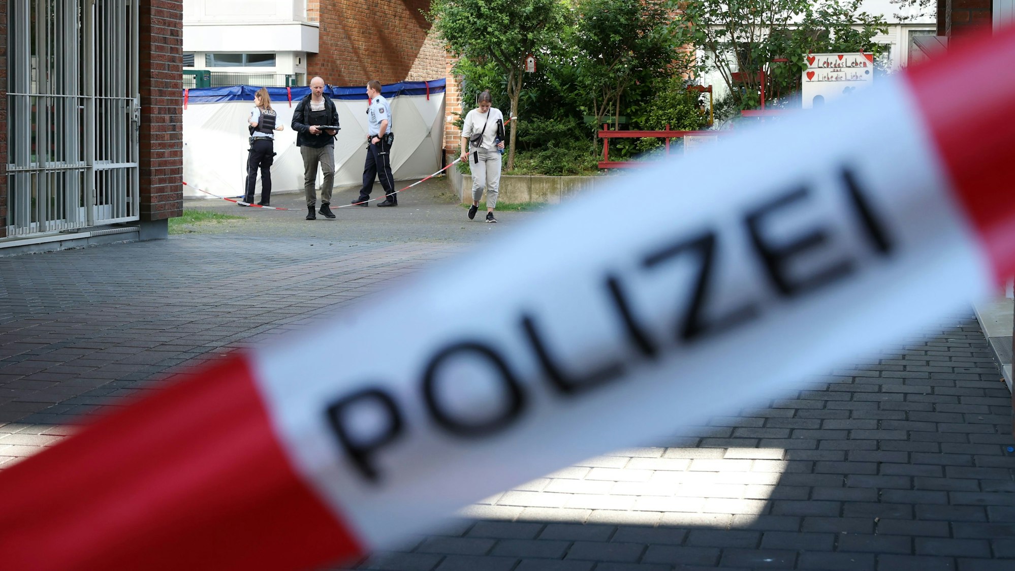 Polizisten sperren einen Tatort in Mülheim ab.