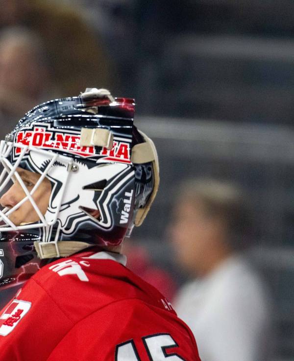 Tobias Ancicka von den Kölner Haien schaut auf die Eisfläche.