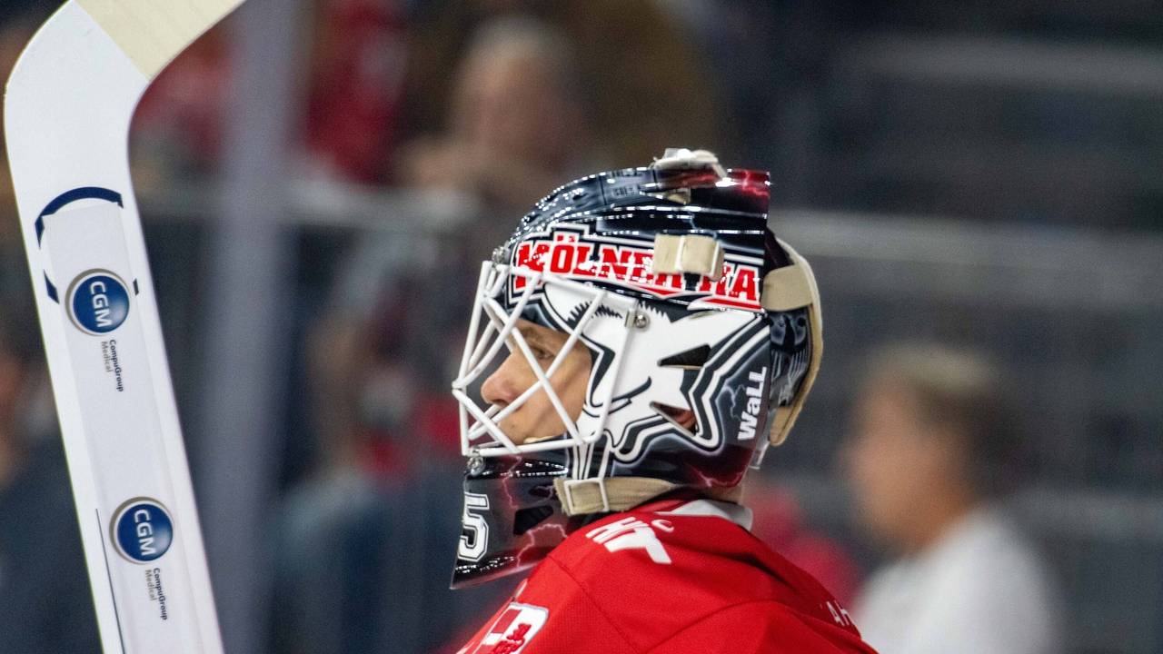 Tobias Ancicka von den Kölner Haien schaut auf die Eisfläche.