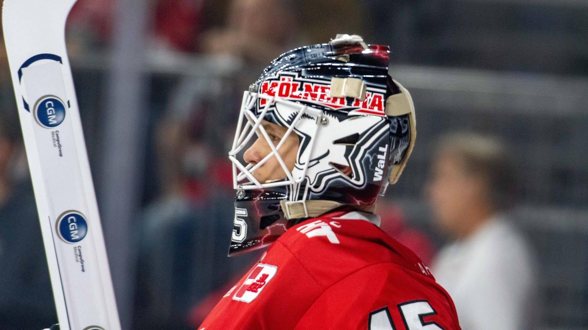 Tobias Ancicka von den Kölner Haien schaut auf die Eisfläche.