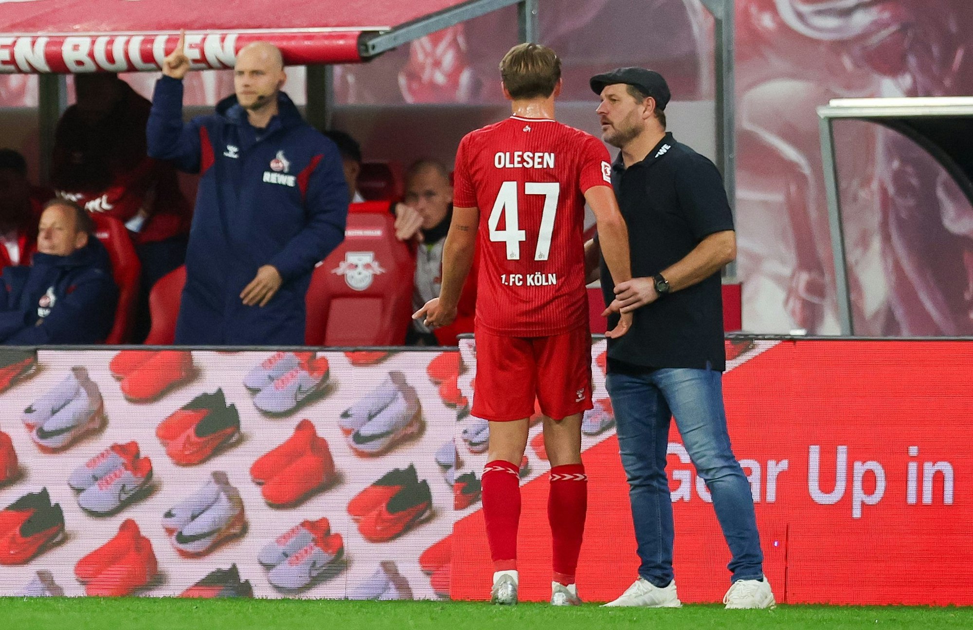 Steffen Baumgart nimmt sich Mathias Olesen zur Seite.