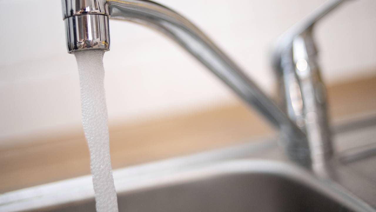 Wasser läuft aus einem Wasserhahn an der Spüle.
