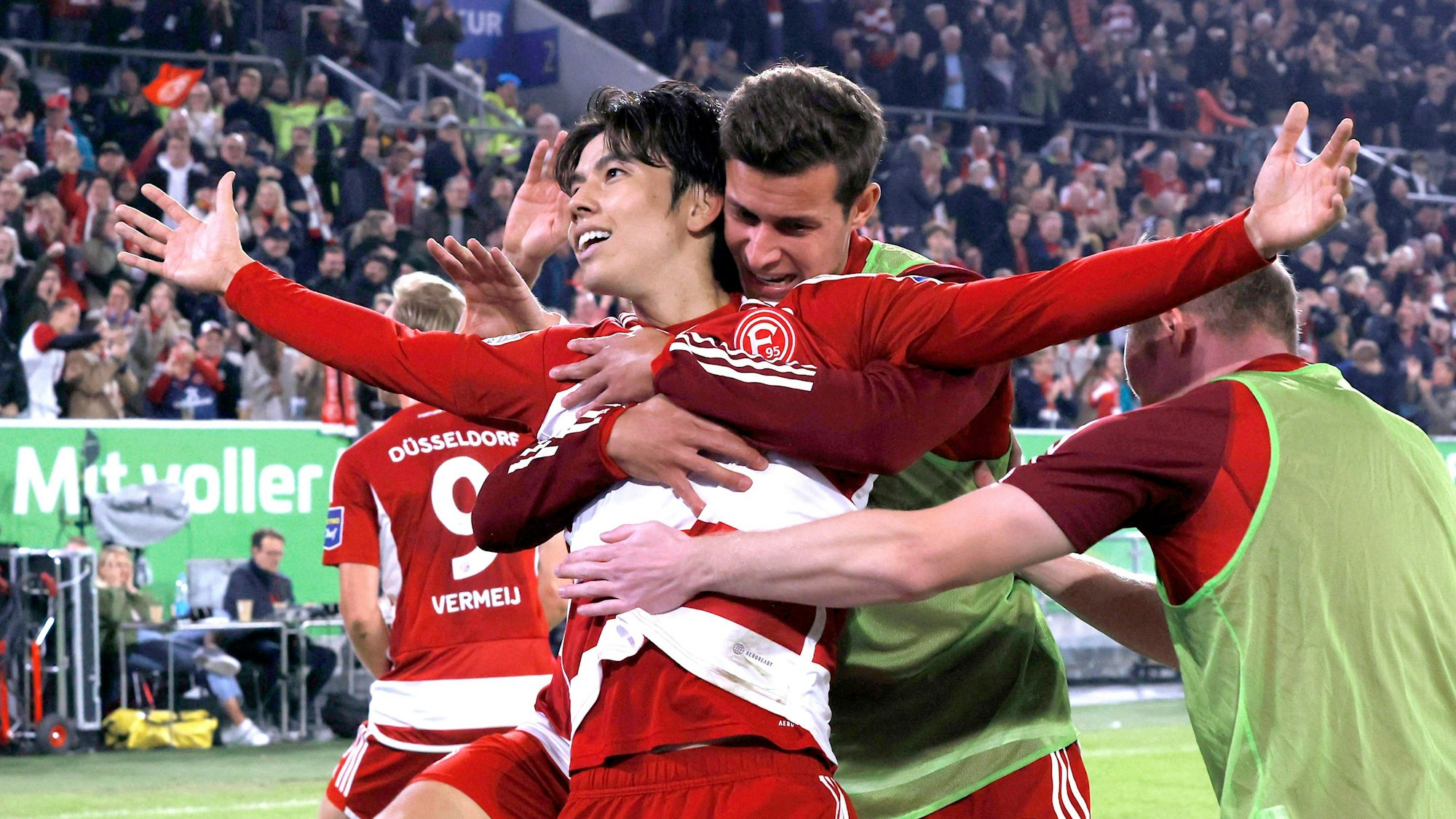 Tim Oberdorf jubelt mit Teamkollege Ao Tanaka über dessen Tor gegen Kaiserslautern.