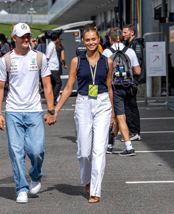 Mick Schumacher hält Händchen mit Laila Hasanovic.