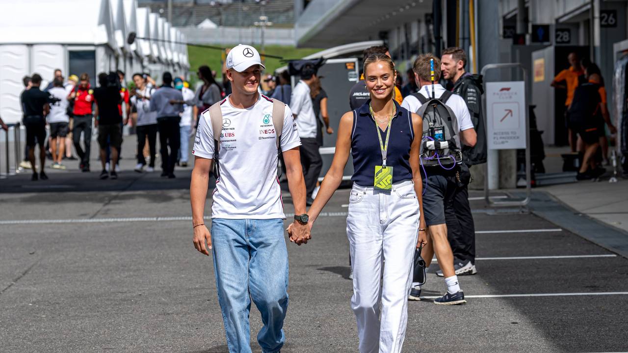 Mick Schumacher hält Händchen mit Laila Hasanovic.
