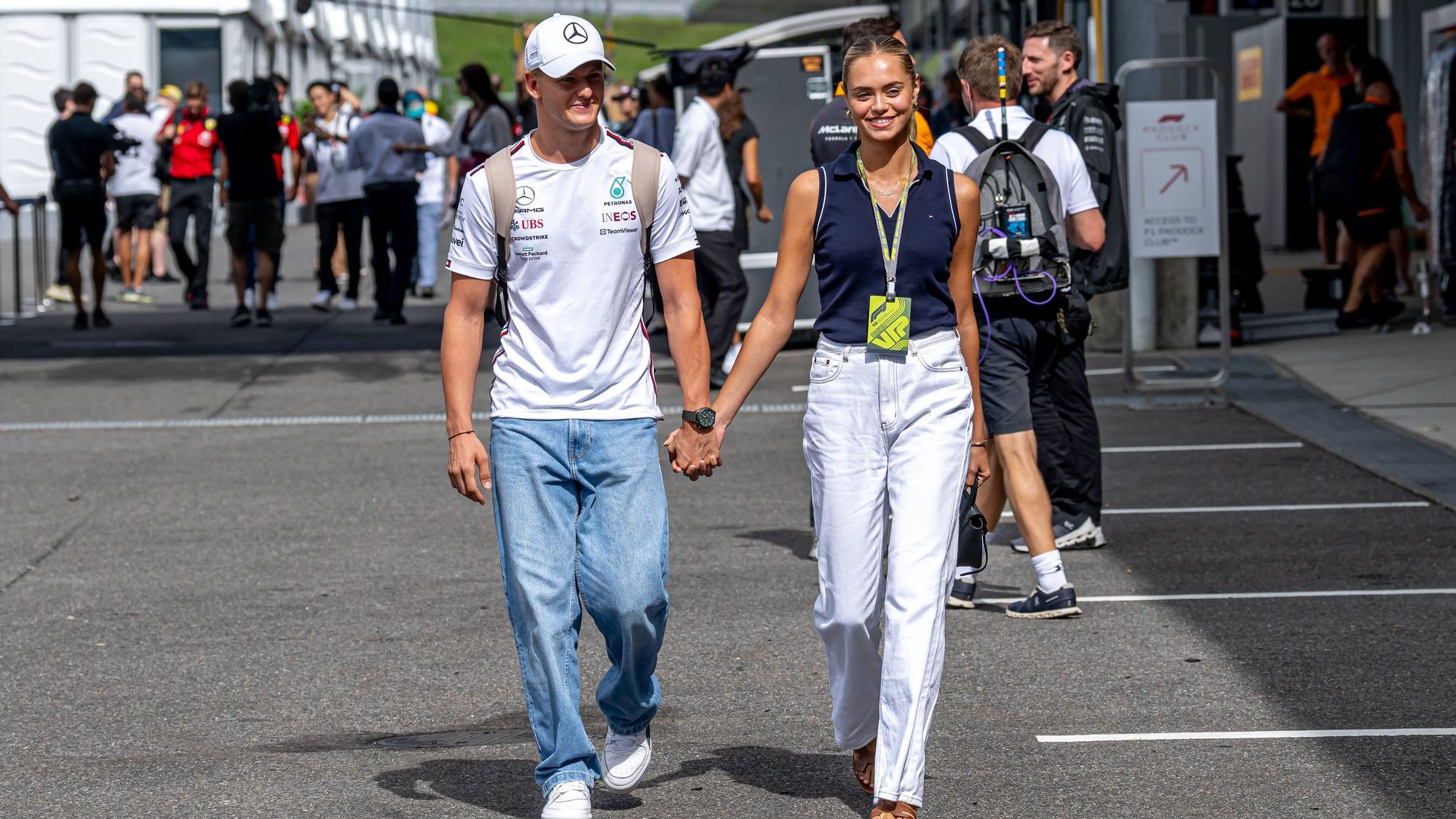 Mick Schumacher hält Händchen mit Laila Hasanovic.